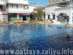 入り口のプール